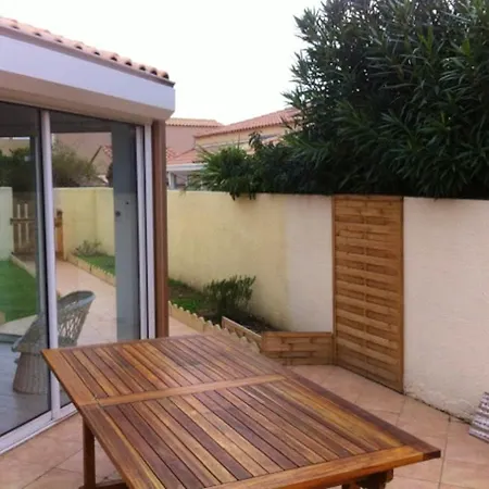 House With 2 Bedrooms In With Enclosed Garden 250 M From The