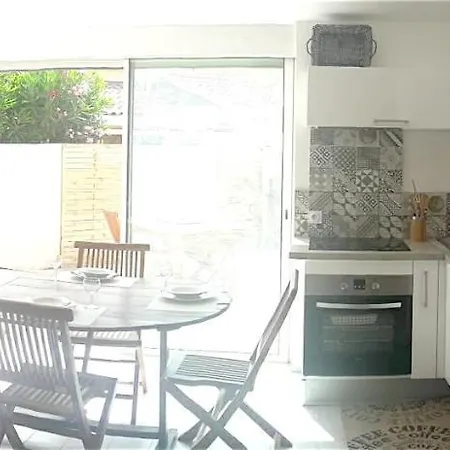House With 2 Bedrooms In With Enclosed Garden 250 M From The Narbonne