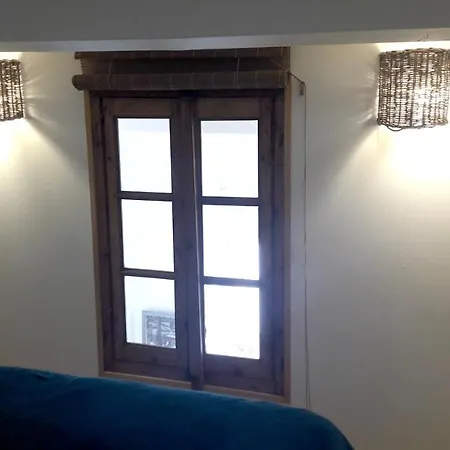 House With 2 Bedrooms In With Enclosed Garden 250 M From The