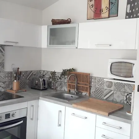 House With 2 Bedrooms In With Enclosed Garden 250 M From The *